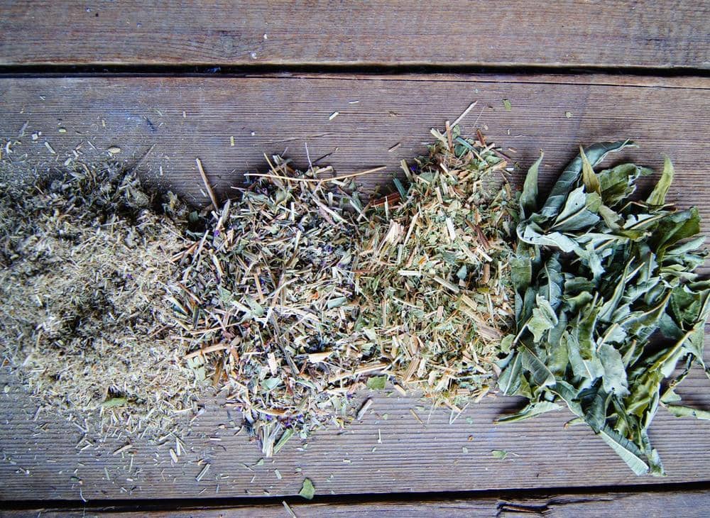 Как не должны (первые 3) и как должны (4) выглядеть правильно заготовленные травы